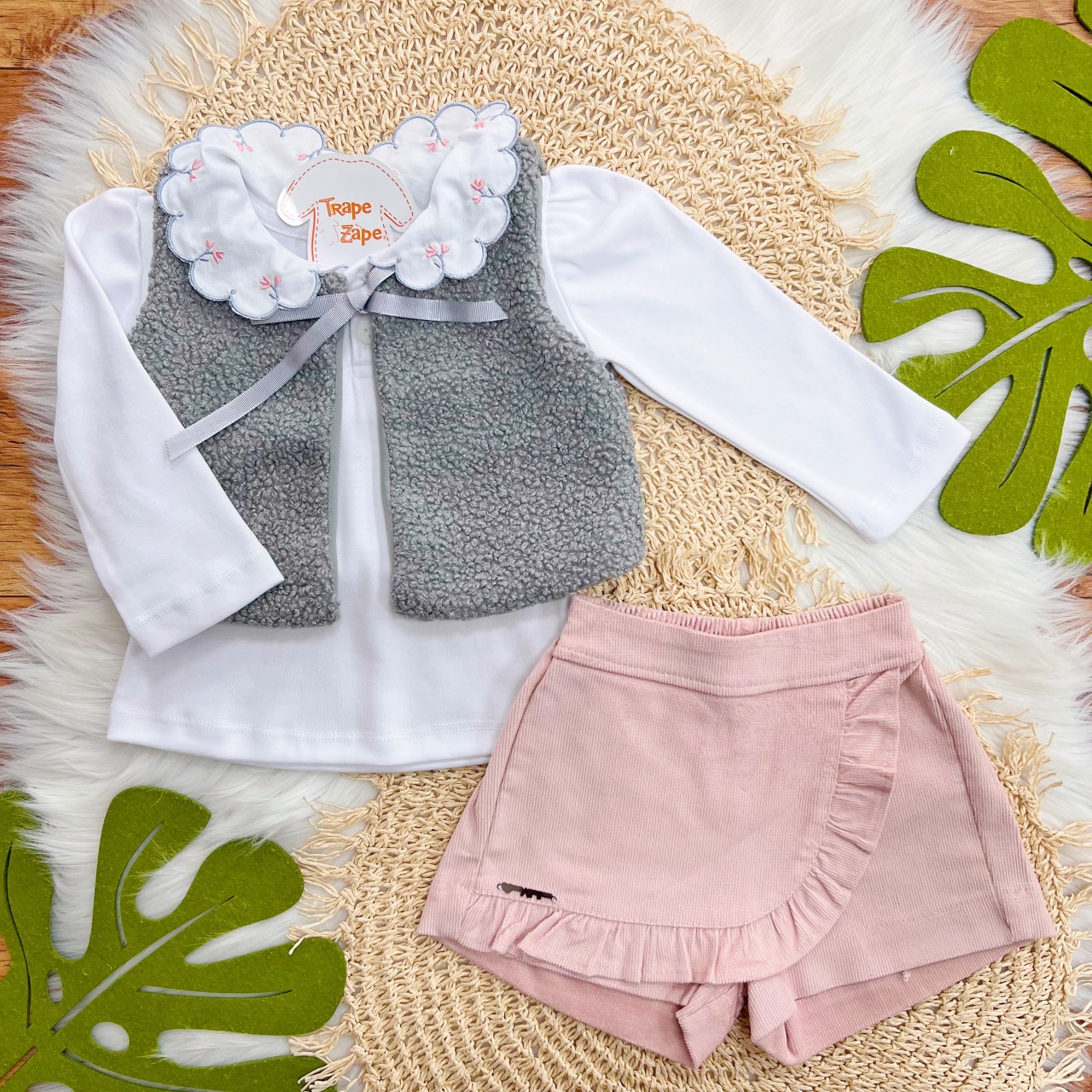  Conj. Colete de Pelinho, Blusa Gola Bordada Rosinhas e Short Veludo Canelado - Cinza e Rosa